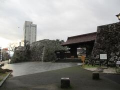 7：40　富山城址　着

こんな街中に残されているんだねー。

石垣が立派。