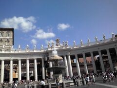 　サンピエトロ広場
　17世紀にベルニーニが設計したバロック様式の広場です。284本の円柱が並んでおり、柱廊の上には140の聖人像が立っています。