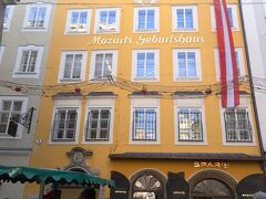 ザルツブルグ 【 2日目 】　
午前中は「ザルツブルグ大聖堂」や「ドームクォーター」(「レジデンツ」「大聖堂ミュージアム」ギャラリーなど)を見学、、
降っていた雨もあがり、、午後からはザルツブルグの街を　てくてく、、するつもり、、
漠然と歩くのではなく、、目的”モーツアルト(Mozart)”で
　　　　てくてく、、しましょうか、、

ヴォルフガング アマデウス モーツァルト(1756年～1791年)は、、
ここザルツブルグで生まれ、35年間の人生の多くの時間(約10年間)を旅行(演奏旅行)に費やしました。25歳で大司教コロレド伯ヒエロニュムスと決別したモーツァルトは、ザルツブルグを出て『音楽家』としての成功を夢見て最後の10年間をウイーンで過ごします、、
ヨーロッパ各地で神童と もてはやされたモーツァルトもウィ―ンで多くの作品を発表するも中々評価されず、又浪費癖もあり借金が増えていくばかり、、結局モーツァルトの作品が評価されたのは亡くなった後でした、、

黄色い人目を引く「モーツァルトの生家 Mozarts Geburtshaus」
モーツァルトが生まれてから17歳になるまで暮らした住居です。
旧市街のメイン通り『ゲトライデガッセ(ゲトライデ通り) Getreidegasse』にありザルツブルグを訪れる観光客は必ず訪れる観光スポットです、、
