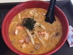 そしてランチには、カトンといえばラクサです。
魚介ベースのスープに麺が入っていますが、3ｃｍくらいの長さの麺なのでお箸はお店にありません。スプーンですくって食べます。
このままでも十分に辛いのですが、もし辛さを増したければ、チリソースの追加も袋でカスタマイズ可能です。