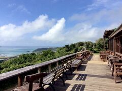 　　　見渡す限りの海をひとりじめ！

　　　オーシャンビューの高台から美しい海と久高島を望む絶景