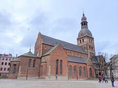 最初にやってきたのはリガ大聖堂。
旧市街の街並みと調和した厳かな外観です。