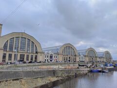 本当はブラックヘッド会館に隣接する占領博物館も見学したかったのですが、あいにく工事中だったので予定を切り上げて16時台のバスでエストニアのタリンへ行くことにしました。

まだ時間があったので、バスターミナル近くの中央市場へ。