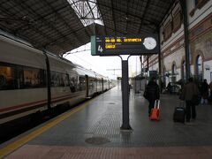 へレス・デ・ラ・フロンテラ駅に到着。

スペインの駅に付いて説明
スペインでは大都市の中央駅以外は改札はありません、なのでアンデン（ホーム）に普通に乗客以外の人も入って来ます、その為駅ベンチで日本と同じように、電車が入ってくるまでにキオスクで飲み物と、ベンチに荷物を置いて買い物はダメですよ。

大都市に在る駅のセリカニアス（近郊列車）以外の、高速鉄道では荷物検査が有ります、二昔前は無かったかと思うのですが、２００４年のマドリー列車テロ以降、厳しくなりマドリー・アトーチャでは空港に有るX線機械の中を通します、高速鉄道に乗られる方は少し早い目に行かれて下さい。