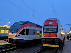 ベラルーシの首都ミンスクから電車でヴィリニュスへ。
リトアニア国鉄の2階建て車両（右）でした。