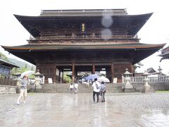 雨の中、初めに向かったのは善光寺。
朝９時くらいにお寺の裏の駐車場に車を止めて、お参りしました。
駐車場はまだ余裕がある感じでした。