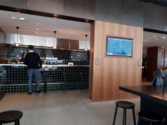 そして、香港国際空港でのお楽しみ、キャセイラウンジへ。
まずは『ザ・デッキ』。こちらはこじんまりとしたラウンジです。
『ヌードルバー』で注文してみました。