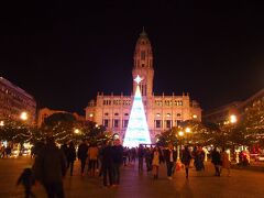 アリアードス通りを登っていくと、
Câmara Municipal do Portoという
市役所が見えてきます。
この建物の前には
【PORTO】の文字のモニュメントがあります。