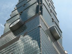 ２８＜台北１０１＞
台湾は「風水」を重んずる国。このビルも建物の位置や入り口などいくつかの風水が取り入れられています。
特徴的な外観は、ぐんぐん高くなる＝発展する象徴「竹」を模しており、節の数は縁起のよい「8」。外壁には財運につながる古銭や鍵を模した装飾が施され、全身パワースポットのビルとなっております。