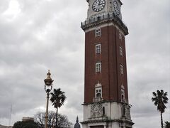 モニュメンタル・タワー(Torre de los Ingleses)

五月革命(Revolución de Mayo)100周年を記念して英国人コミュニティーから寄贈され、英国塔(Torre de los Ingleses)と呼ばれていましたが、フォークランド紛争(Guerra de las Malvinas)後に名称変更されました。
鐘はウェストミンスター寺院(Westminster Abbey)の物を模して造られています。


モニュメンタル・タワー：https://en.wikipedia.org/wiki/Torre_Monumental
五月革命：https://ja.wikipedia.org/wiki/%E4%BA%94%E6%9C%88%E9%9D%A9%E5%91%BD_(%E3%82%A2%E3%83%AB%E3%82%BC%E3%83%B3%E3%83%81%E3%83%B3)
フォークランド紛争：https://ja.wikipedia.org/wiki/%E3%83%95%E3%82%A9%E3%83%BC%E3%82%AF%E3%83%A9%E3%83%B3%E3%83%89%E7%B4%9B%E4%BA%89
ウェストミンスター寺院：https://ja.wikipedia.org/wiki/%E3%82%A6%E3%82%A7%E3%82%B9%E3%83%88%E3%83%9F%E3%83%B3%E3%82%B9%E3%82%BF%E3%83%BC%E5%AF%BA%E9%99%A2