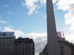 オベリスコ(Obelisco)

建都400周年を記念して1936年に建造されたモニュメントです。


オベリスコ：https://en.wikipedia.org/wiki/Obelisco_de_Buenos_Aires