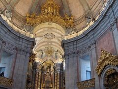 クレリゴスの塔に登ろうとしたら、現在1時間待ちとの事で、
先に他の場所を周ることにしました。

お隣にある、クレリゴス教会、の内観。
音の反響が凄かったです！