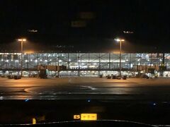 関空に着陸！

到着はもともと21時10分だったのですが、この写真を撮った時点で20時46分、ゲートには21時にならないうちに着いたと思います。

この後降機し、すぐに入国手続きをして、JRで実家へ向かいました。

2019年を締めくくる旅、本当に楽しくて面白かったです！やはり旅はいろんな人との出会いがあって、より楽しくなるものですね。タイ国内での人々も、CAさんなど飛行機に携わる方々との会話も、旅の醍醐味の一つだと改めて気づいた旅でした。

次はいつ海外に行けるかわかりませんが、ぜひまた香港経由でいろんな国を訪れたいと思います。