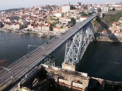 ドン・ルイス一世橋を渡って、
Serra do Pilarという展望台からの写真。
橋が近い！