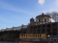 奥の白い建物がセラ・ド・ピラール修道院です。