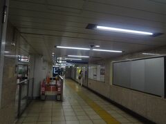 連絡通路で　有楽町駅方面に行きます。