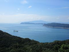 友ヶ島水道の絶景。
左の島が沖ノ島、右の島が地ノ島。
さらに奥に見えるのが、淡路島です。