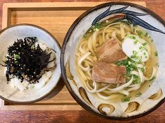 雨だし昼なので、いきなり木灰そば「とらや」へ。空港からも近いです。
細麺と平麺が選べるそうですが、細麺の方がお勧めとのこと。
ひじきご飯付けました。