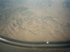 11/20　アスワン空港からルクソール空港へ飛行機に乗ったという記録がある。

ということは、アブシンベル空港からアスワン空港までは、250キロくらいだが、バスで移動したことか。。。(切りかけのオベリスクは、アスワン空港よりだった。)

空港に向かう途中の砂漠で記念写真を撮ってたから、そうかも。
