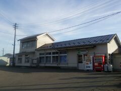 9:01
赤坂田から10分。
JR花輪線の荒屋新町駅に着きました。
赤坂田駅は無人駅なので、最寄りの有人駅であるコチラで忘れ物の着払い手続きを行います。