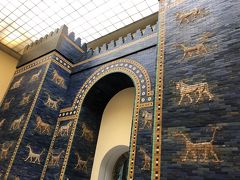 まずはペルガモン博物館。
ようやく訪れることができたことはもちろん、
久々のミュージアム巡りなので、ウキウキしながら入場。

すぐにイシュタール門に出会えます！
これが見たかったんだよ・・・（泣）。
大きくて、美しい青の門。
古代バビロニア・・・気持ちはタイムスリップ。
ユーラシアの中央の歴史や文化は神秘的で、すごく魅力的です。