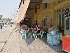 途中のシソボンで乗り換えです。
直通と聞いていたのにこれで2回目の乗り換え

乗り換えの際はチケットを見せれば乗務員や現地人のお客さんが連れて行ってくれます。キャピタルツアーは一応高めのバス会社なので、客層もよい傾向にあります。