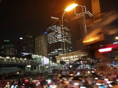 3時間以上各駅停車にゆられて日が暮れたころバンコクに到着です。
