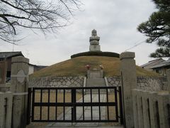 耳塚。かつて豊臣秀吉が朝鮮出兵したときの歴史の遺構です。

