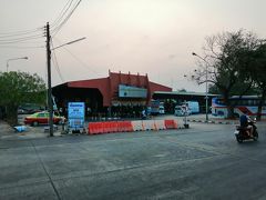 バスターミナルは駅より大きく、ここの街が電車ではなくバス中心であることが察せられます。