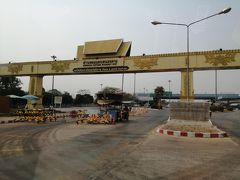 時間なのでバスで戻ります。
ボーダー前にバス停があり何人かおりていましたが、私はバスターミナルまで行ってしまいました。
バスターミナルだと直接ビエンチャンに行くバスも出ているのですが、どちらでもいいと思います。