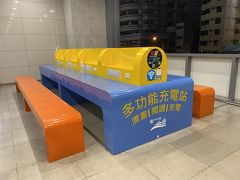 ２２時４５分、台中駅帰着。
駅構内の無料のWi-Fiと充電のベンチコーナー。
どちらも無料で利用出来るなんて、さすが台湾！
夕方はいつ見ても若い子たちがたむろってました。