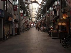 日本一長い商店街という天神橋筋商店街。
まだ時間が早いので閑散としています。