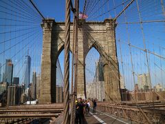 ブルックリン橋
1883年に竣工した大きな吊り橋で、上層が人や自転車、下層には車両が通行している。

