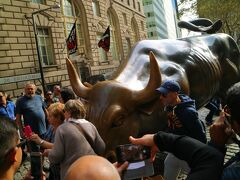 NYSE（ニューヨーク証券取引所）があるウォールストリート
有名な撮影スポット「チャージング・ブル」