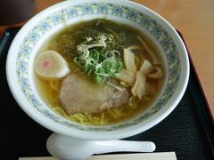 お昼はフェリーターミナル2階の食堂丸善でとろろ昆布入りのラーメンをいただきました。