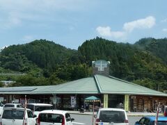 ちなみに、道の駅は車が多く停まり、結構賑わっておりました。

川本町に入って最初の駅、因原駅は、このバスは通りません、

と書こうと思っていたのですが、
後で検索すると、道の駅のそばにあったようです。
概ね、この建物の「裏」だったようで。

ということで、ここでは位置情報で因原駅をチェックしています。

そして、江津駅を出てすぐのところからずっと走って、ときどき外れては戻ってきていた国道（２６１号線）とはここでお別れ。
国道２６１号線を走り続けると、最終的には広島市内まで行けるようです。