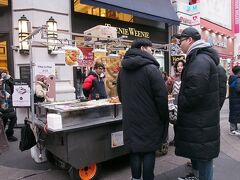 中心地に戻ってきて、ショッピング＆スイーツ堪能！
まずは明洞の屋台でちょっと遅めのお昼ご飯