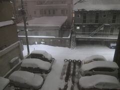 6:00　目を覚ますと結構新たな雪が積もっていました。この時間からホテルの従業員が宿泊者の車の雪下ろしをしていました。