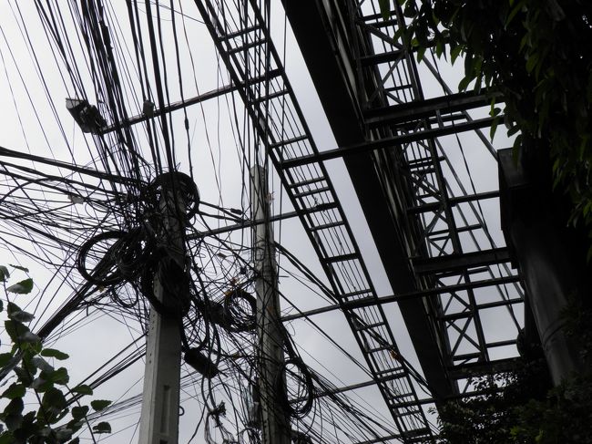 そしてその看板の手前の電線はものすごい状態。