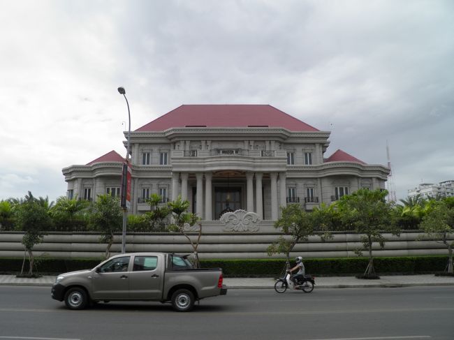 石造の重厚感を持った建物も見られたりする。