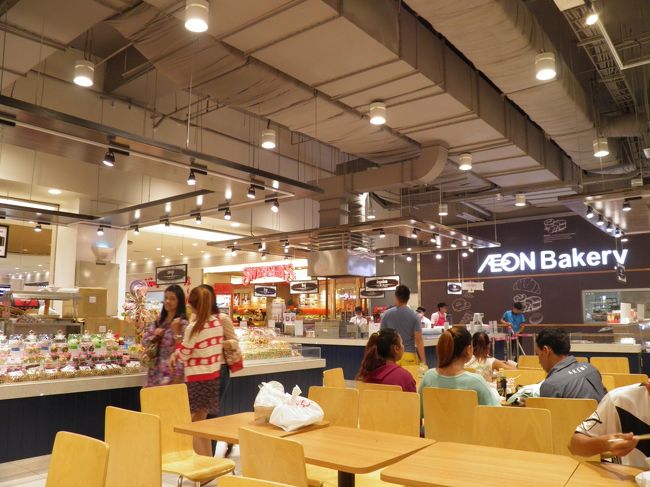 イオンモール！<br />AEONで食べたイクラの軍艦巻きは50円。ただし地元の人にとってはこれでも高級品で、150円から250円あれば仕事終わりに飲み食い(日本で言うところの居酒屋)できるのが普通らしい。平均月収1万円くらいだというから、AEONモールが高級デパートだというのも納得だ。もっと言えば吉野家がデート・スポットになるのだ。それもそのはず・・・牛丼のセットが600円前後だから・・・。