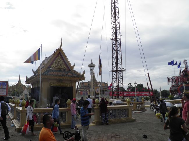 王宮の前を通過。