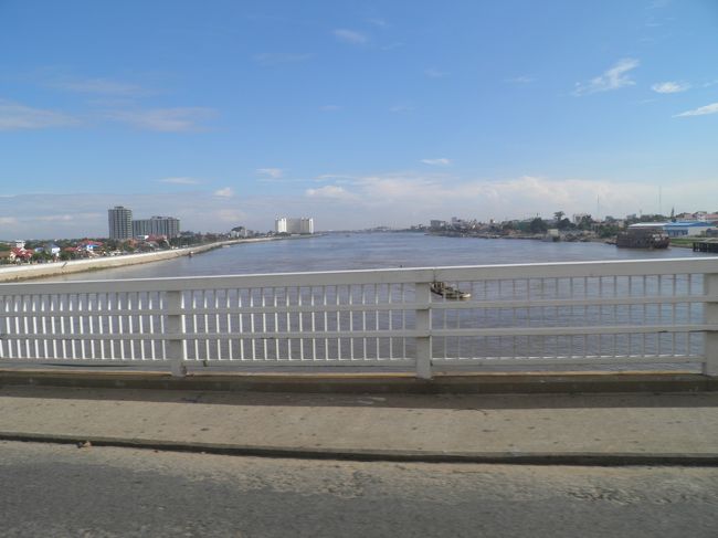 メコン川を渡り、対岸へ。