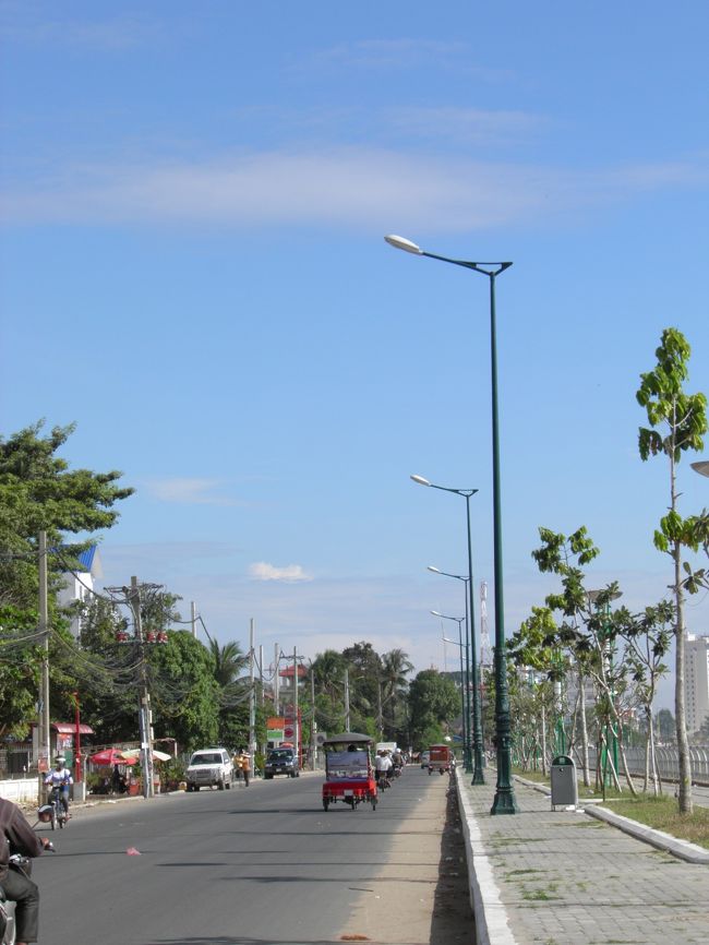 対岸も川沿いはきれいに整備されている。