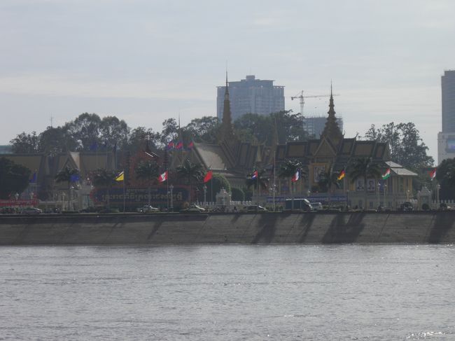 対岸から見た王宮。