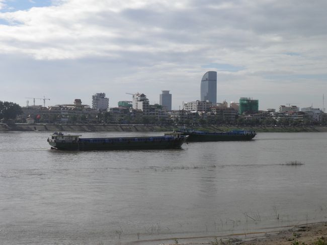 少し北の方に目を向けると高い建物がある。