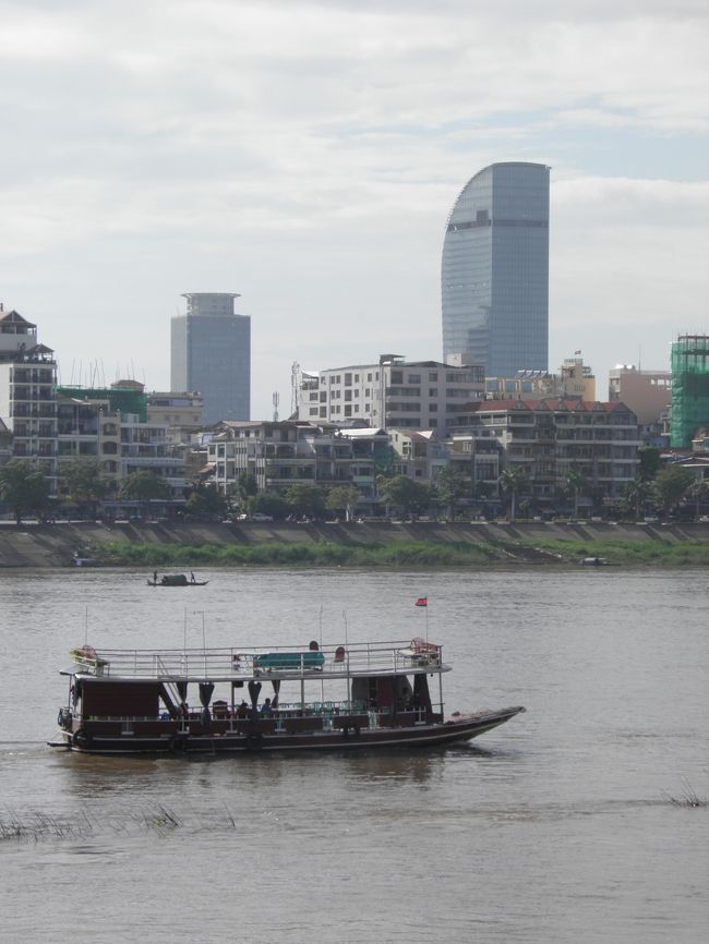 しかも曲線のある近代的な建物だ！<br />しかしその手前の皮を走る船は対照的。