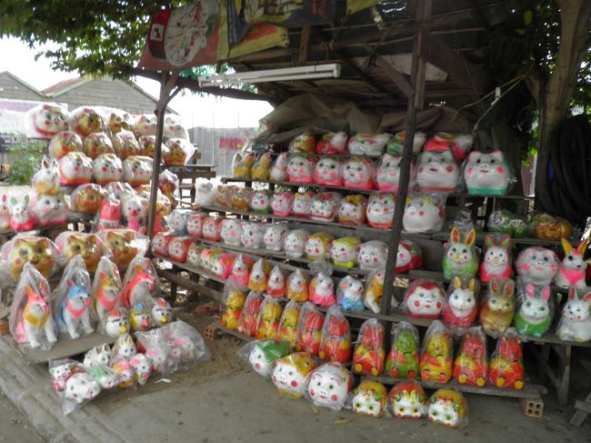 対岸を少し走るとブタなどの貯金箱がたくさん並ぶ地域へ。内職的に作っているのだろうか？