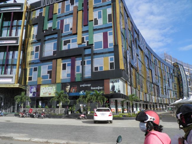 6号線を通って郊外へと向かう途中にあったのがこちらの写真。建設中のショッピング・モールで、高さはそれほどでもないが、外壁のデザインがとてもオシャレ。建設中のため、中には入れなかったが、内装もぜひ見てみたい建物だった。