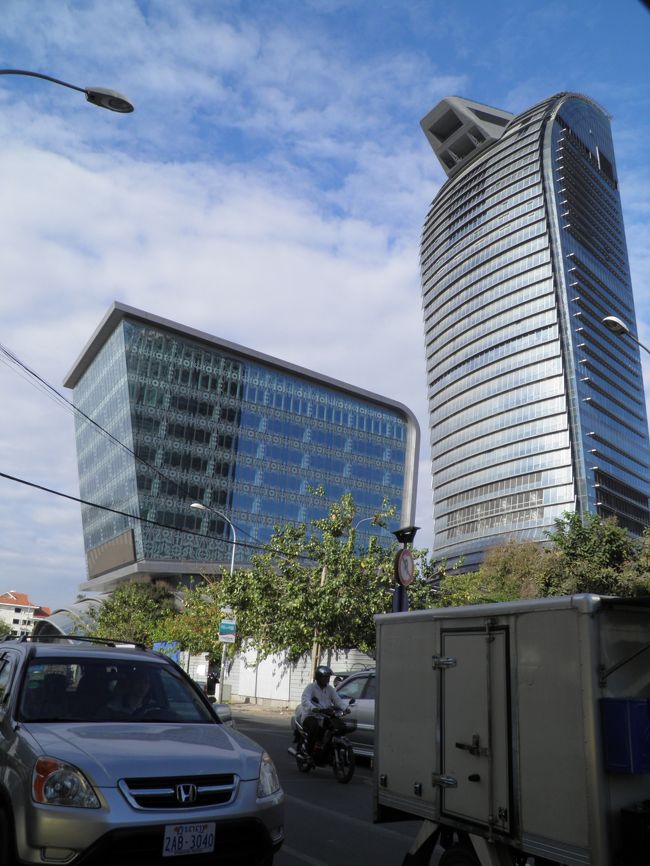 2014年現在、発展途上の状態のカンボジアの首都プノンペンだが、高層ビルもいくつか建っている。<br />その中でも1つ抜けているのが、左の写真に写っている2014年に完成した高さ188m、39階建てのヴァタナック・キャピタル・タワー。完成時点としてはカンボジアで最も高い建物らしい。